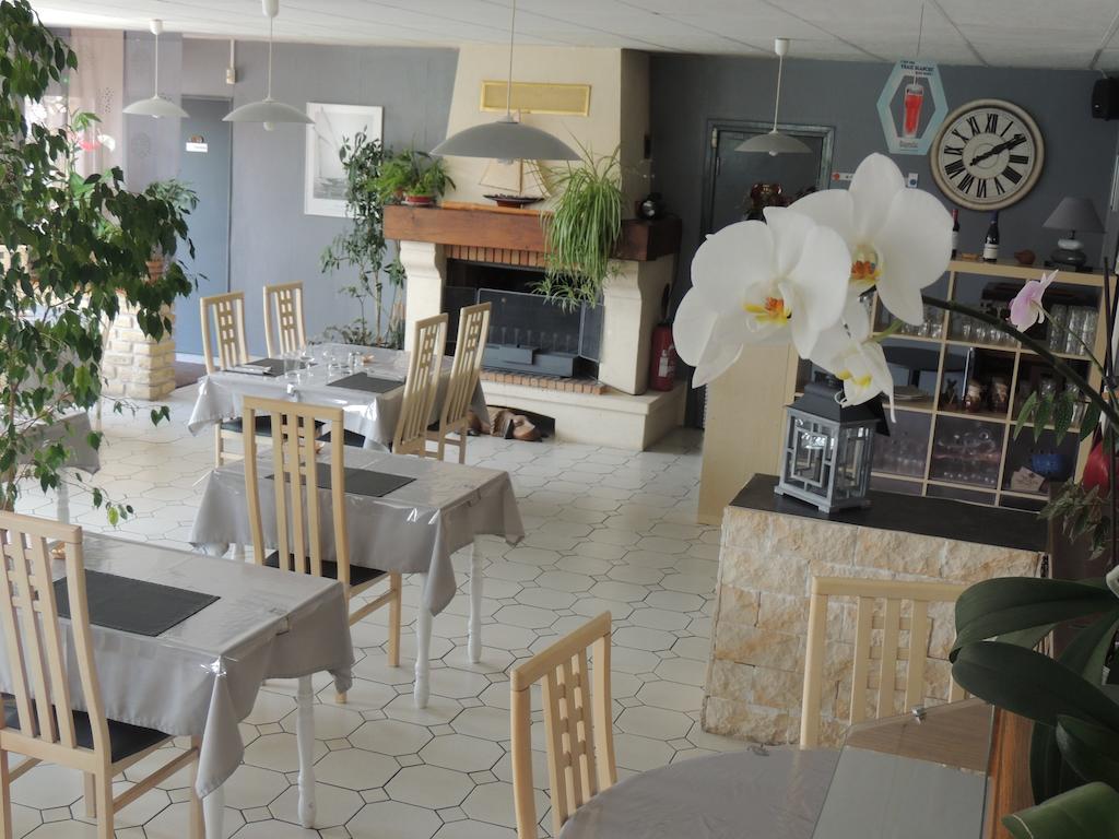 Hotel Auberge Des Charmilles Sainte-Soulle ภายนอก รูปภาพ